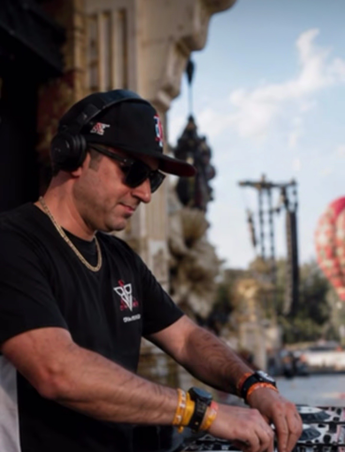 Roy Garza performing live